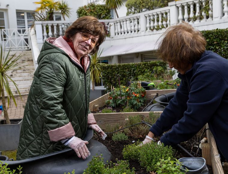 Résidentes s'occupent du potager de la résidence